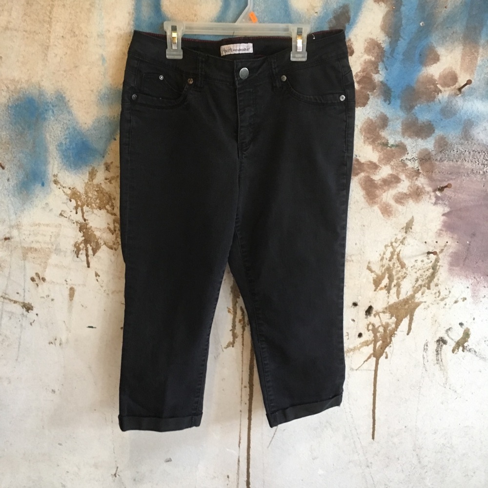 Royalty WannaBettaButt? black capris